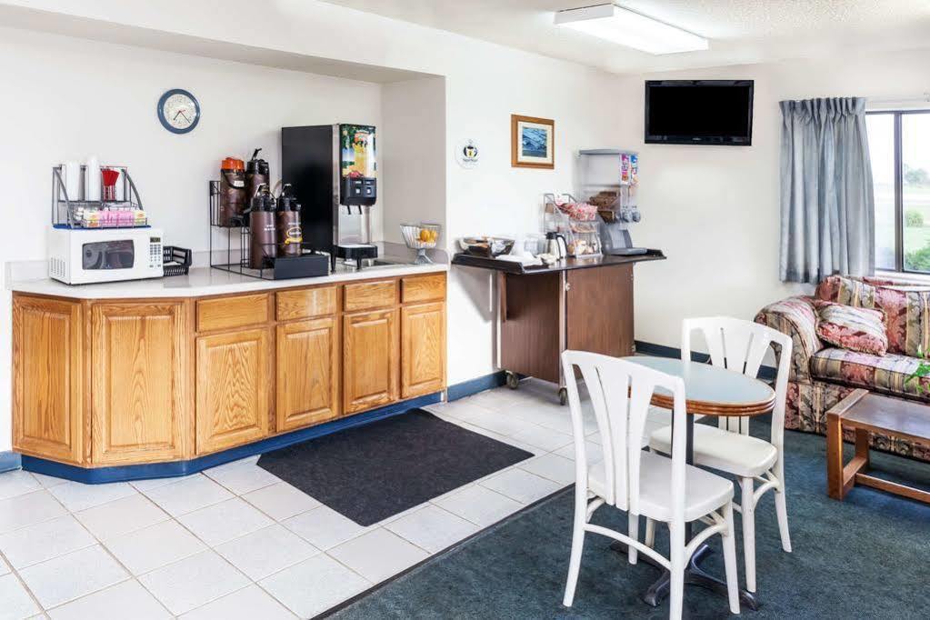 Super 8 By Wyndham Hebron Lowell Area Exterior foto
